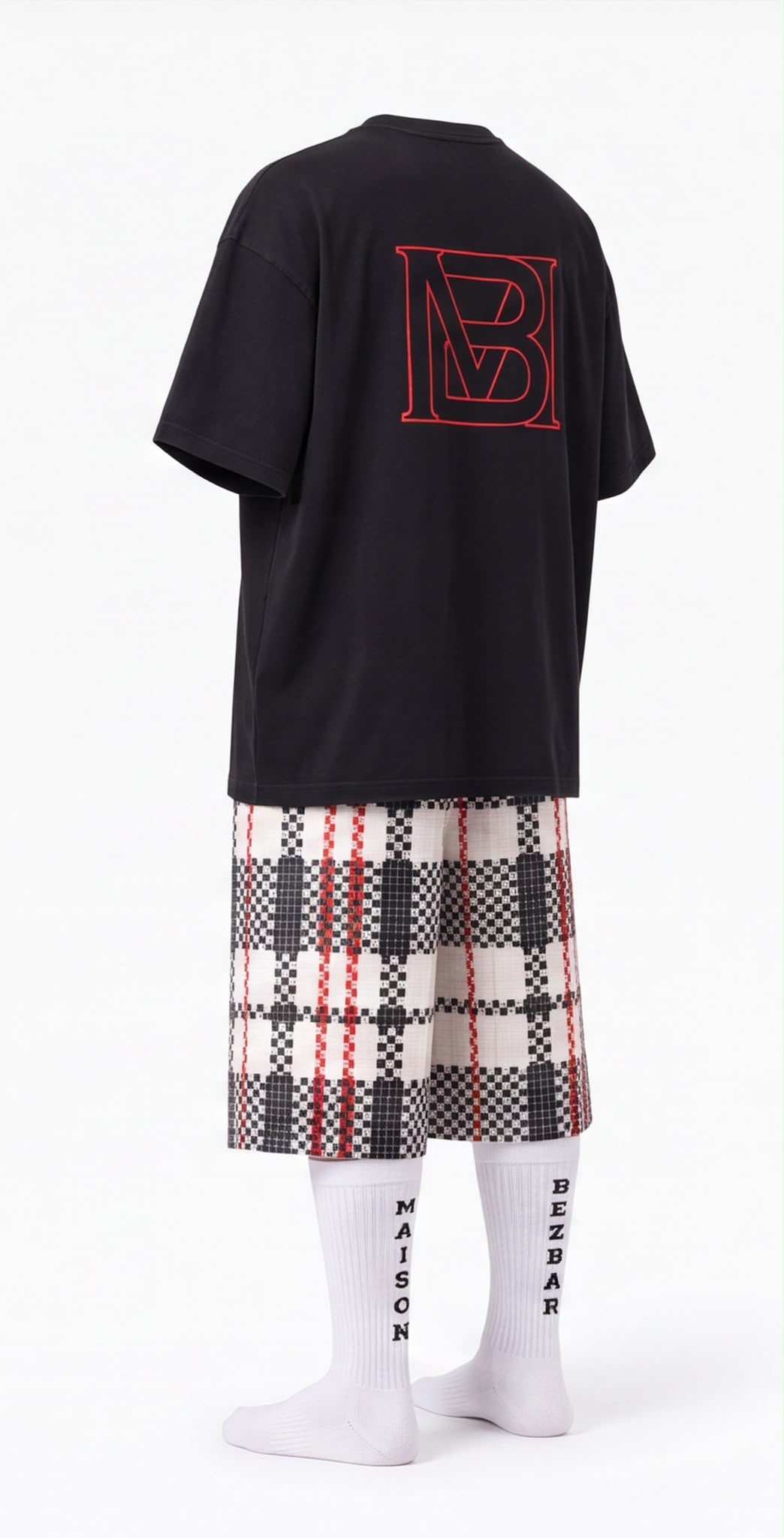 Première collection Maison Bezbar — tee-shirt monogramme, short tartan et chaussettes Maison Bezbar